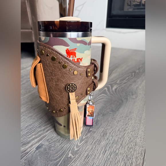 Post Malone x Stanley Quencher H2.0 FlowState Tumbler with Quencher Pouch Belt - Picture 6 of 16